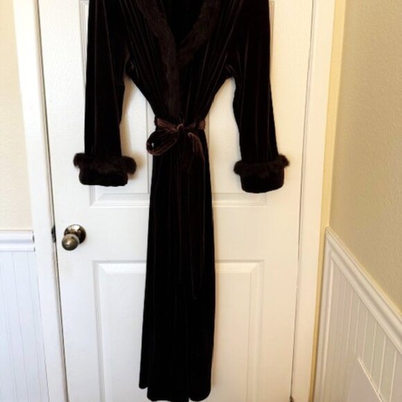 Luxurious Velvet Robe - Picture 2 of 6